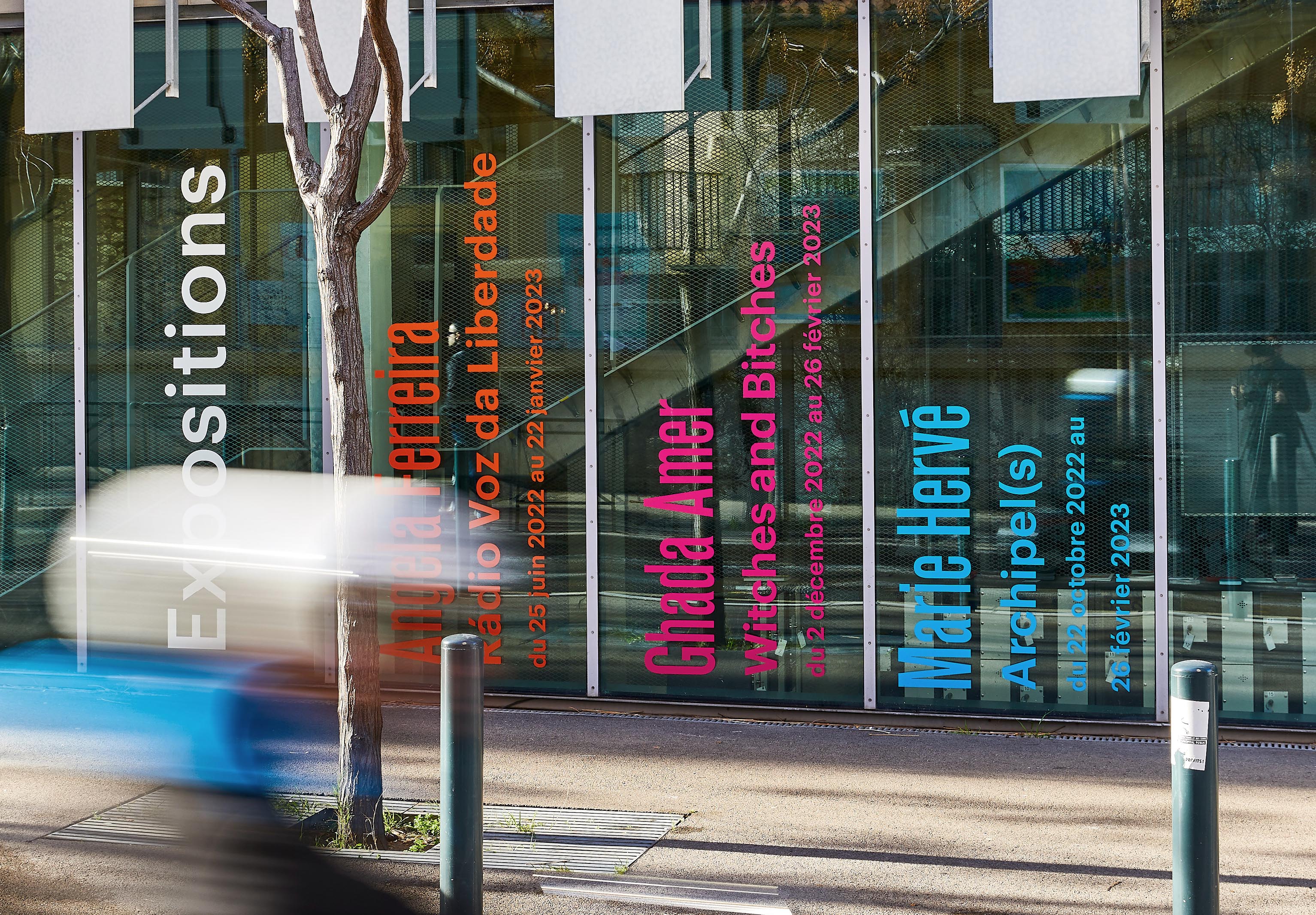 Signalétique extérieure, adhésif de couleur sur vitres